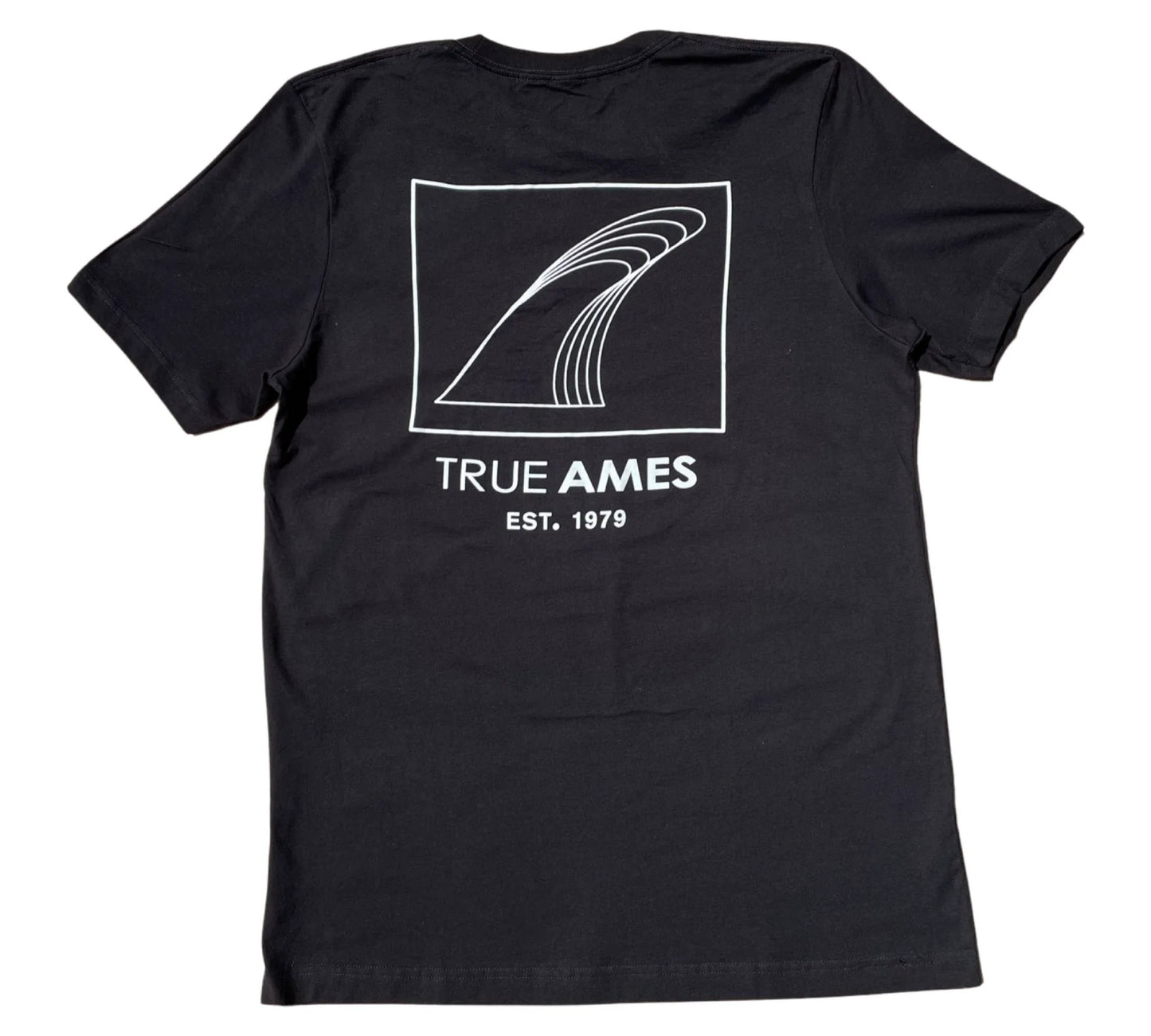 TRUE AMES MILTI-FIN LOGO T-SHIRT - BLACK