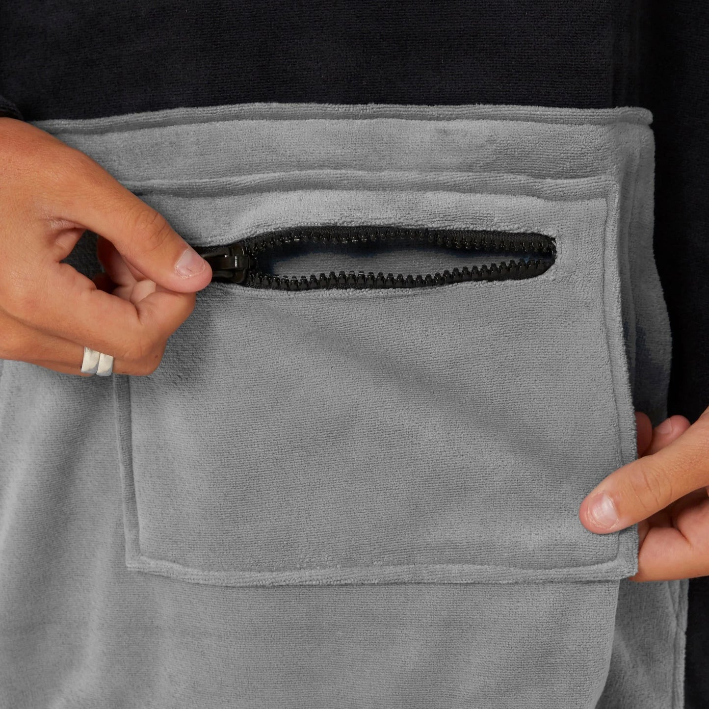 O&E SURF ESSENTIAL L/S PONCHO - DULL BLACK