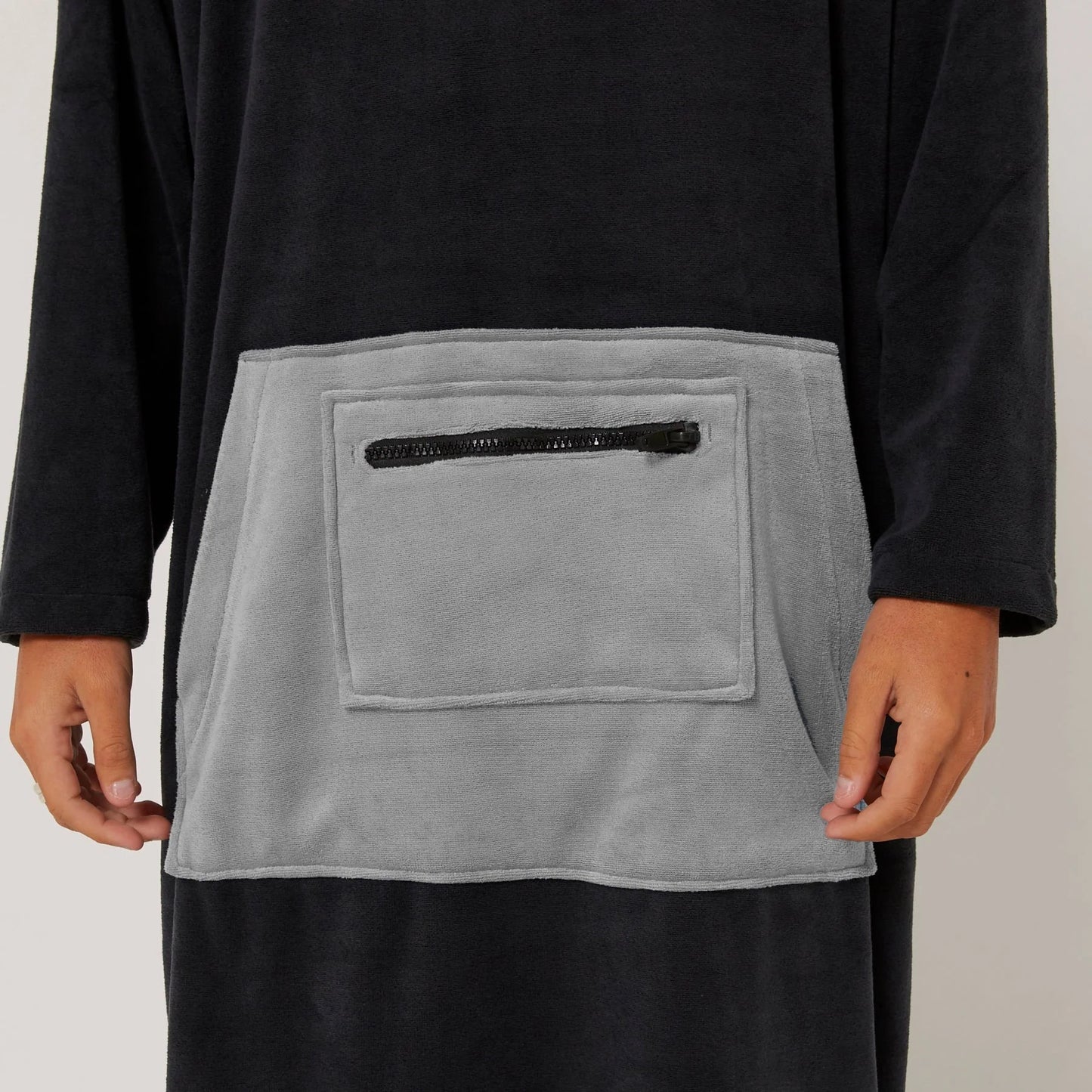 O&E SURF ESSENTIAL L/S PONCHO - DULL BLACK