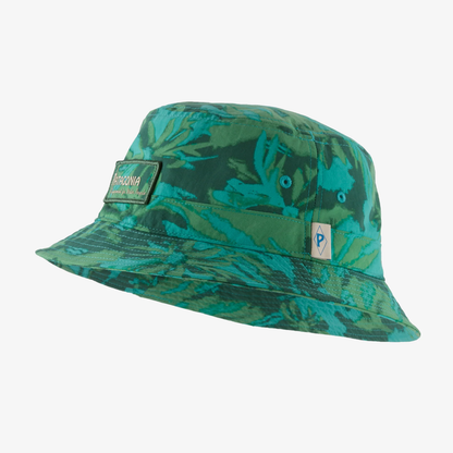 PATAGONIA WAVEFARER BUCKET HAT - WATER PEOPLE BANNER: CLIFFS AND WAVES CONIFER GREEN