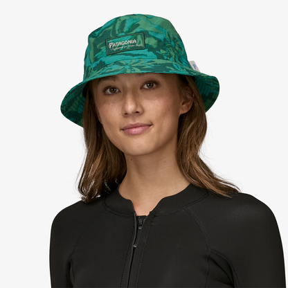 PATAGONIA WAVEFARER BUCKET HAT - WATER PEOPLE BANNER: CLIFFS AND WAVES CONIFER GREEN