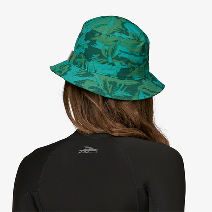 PATAGONIA WAVEFARER BUCKET HAT - WATER PEOPLE BANNER: CLIFFS AND WAVES CONIFER GREEN