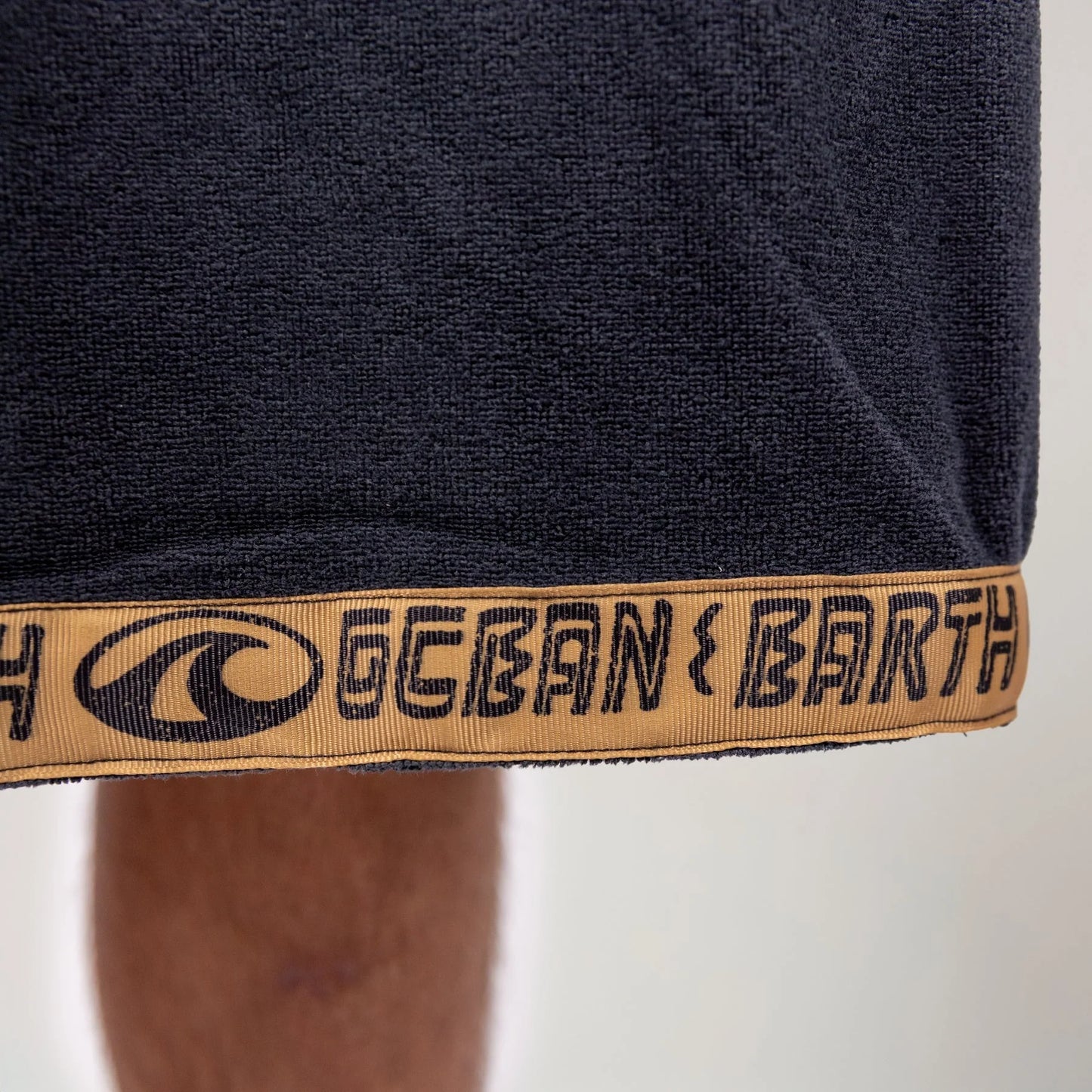 O&E IGNITE HOODED PONCHO - DULL BLACK